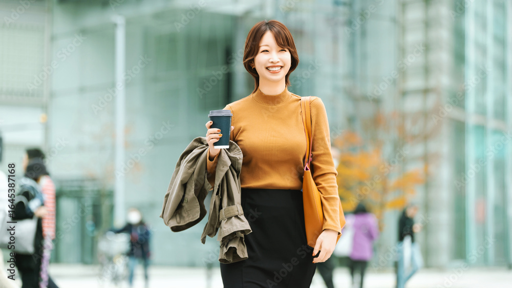 Obraz premium 秋のオフィス街を歩く女性・ビジネスウーマン 