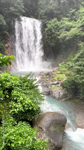 温泉水が流れる鹿児島県霧島市の丸尾滝