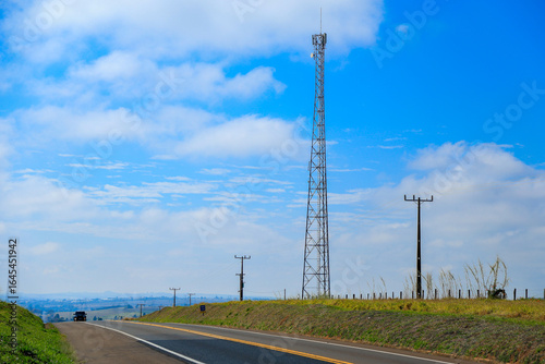 estrada e postes