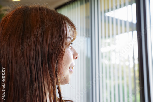 窓の外を見つめる女性の横顔 Free Download 窓の外を見つめる女性の横顔 - GFXLoad