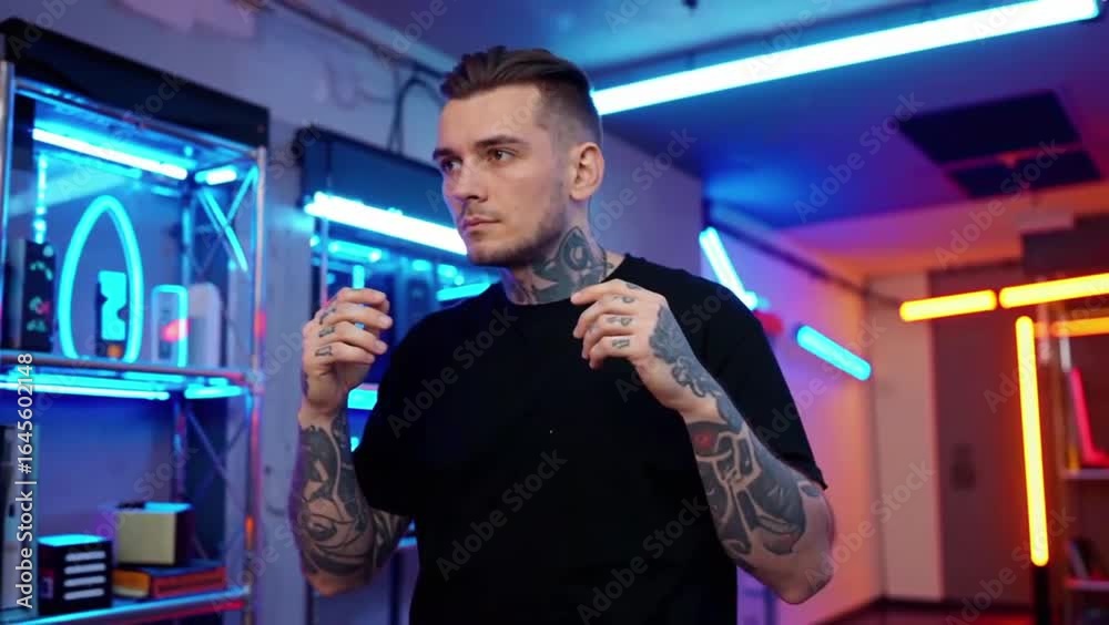 primer plano cinematográfico de un hombre joven sus manos cubiertas de intrincados tatuajes