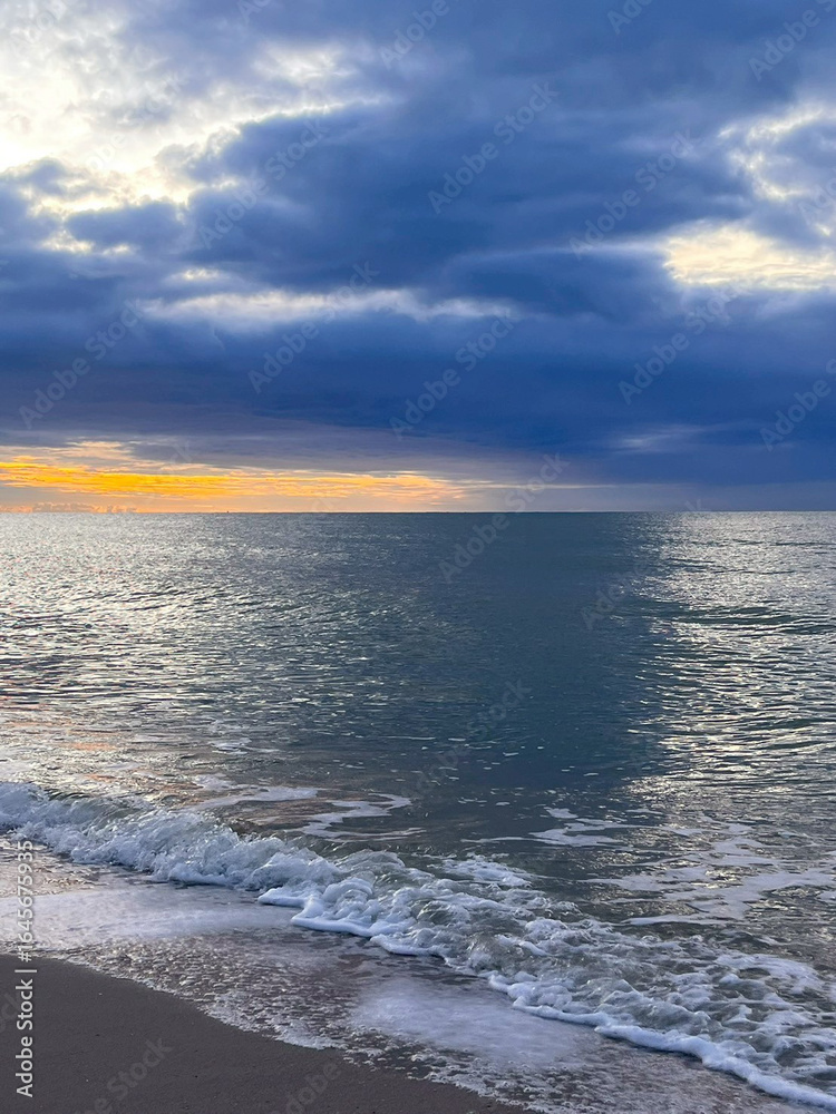 Obraz premium sunset over the sea