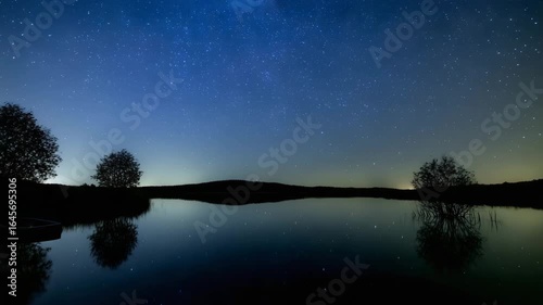 流れ星が湖畔に降り注ぐ夜