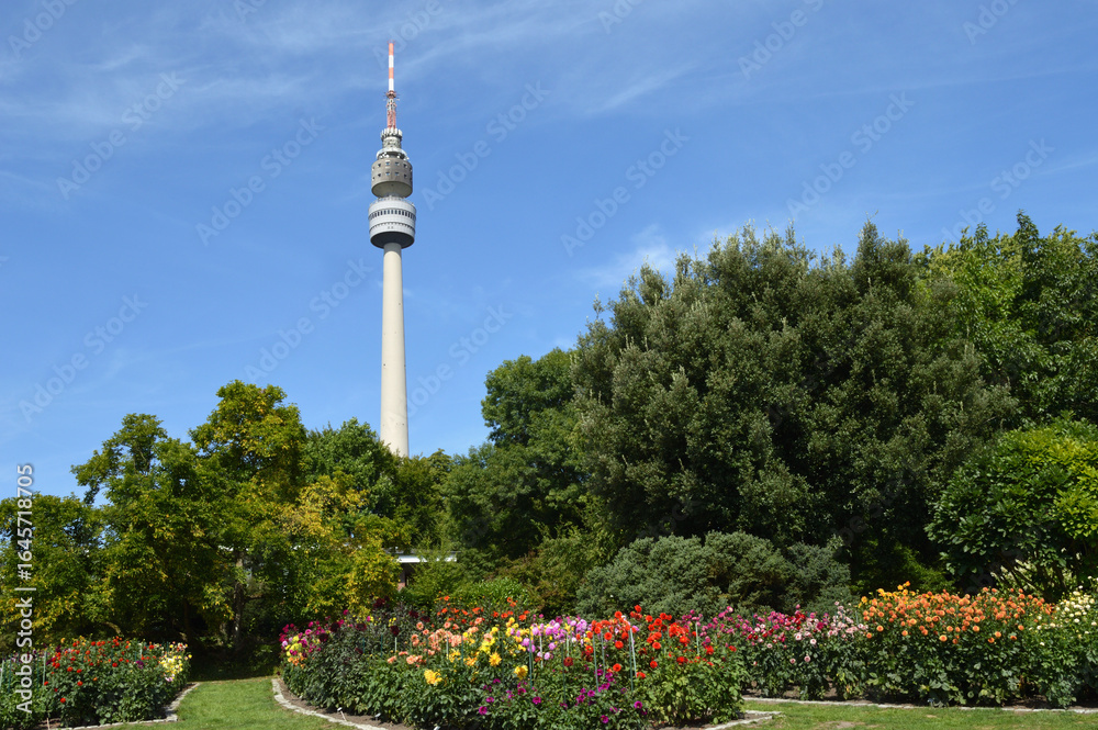 Obraz premium Dortmund ist eine der wichtigsten Städte der Ruhrmetropole. Eine große Attraktion Dortmunds ist der Westfalenpark mit dem Florianturm. Der Florianturm ist ein Wahrzeichen Dortmunds (Deutschland).