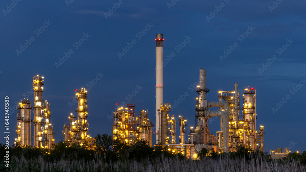 Obraz premium Oil and gas refinery plant at night, Global business energy logistic transportation, Oil and gas refinery petrochemical industrial, Petrochemical refinery industrial energy supply chain.