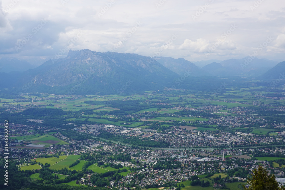 Obraz premium The panorama of Salzburg and the Untersberg mountain ridge from Gaisberg mountain, Austria