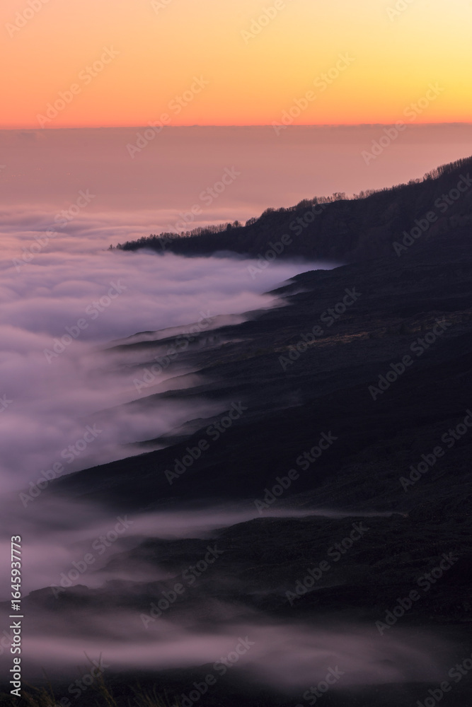 Obraz premium Fog at feet of mountain