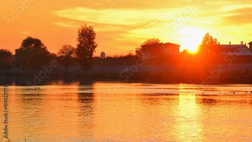 Foto Golden autumn sunset reflected in the Mures River