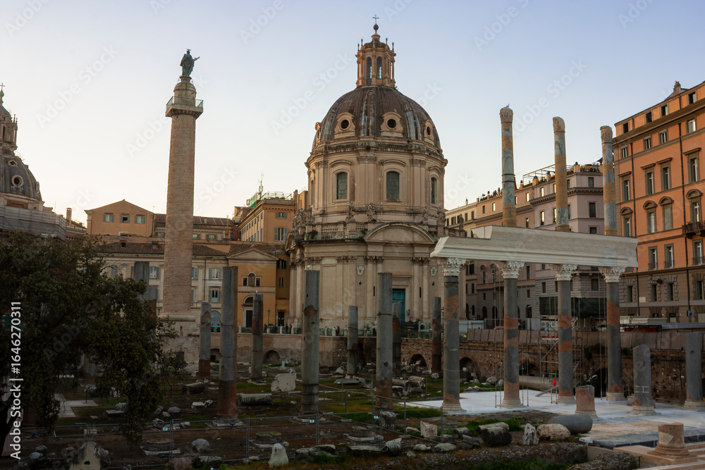 Obraz premium Renaissance church in the ancient forum of Rome