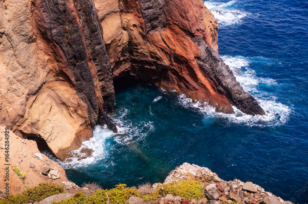 Obraz premium Red rocks landscape of Point of Saint Lawrence (Ponta de Sao Lourenco) Island of Madeira, Portugal.