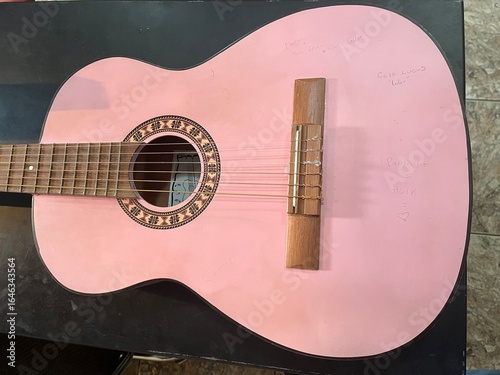 violão rosa bebê