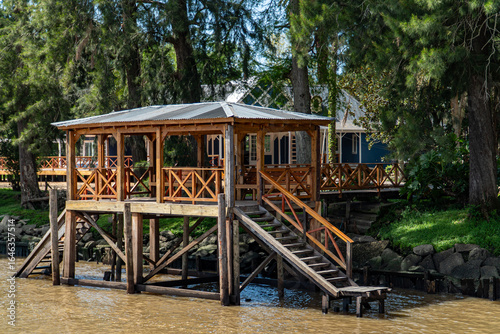 Cabaña en bosque a la orilla del río