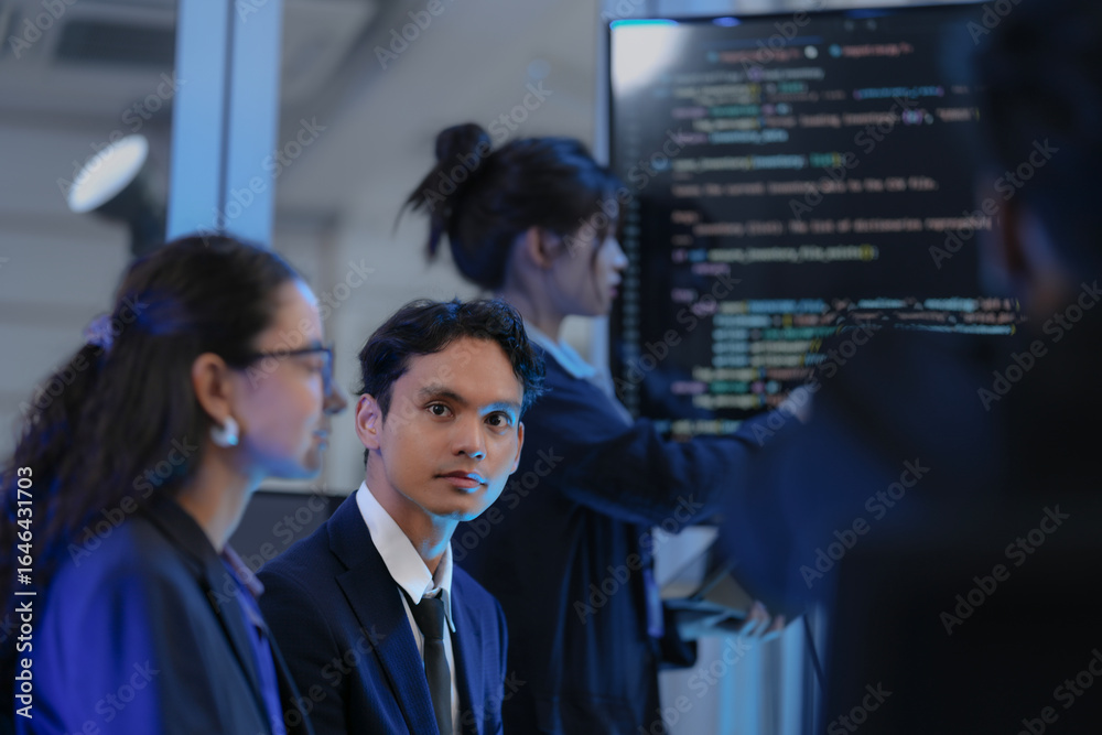 Obraz premium A female AI architect leads a strategy session, presenting the code for a new Generative AI model. Her diverse team discusses the system's architecture and path to AGI development.