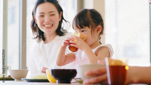 3人家族の朝食シーン