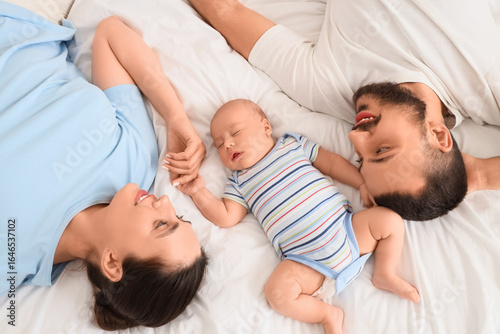 Young parents with their li...