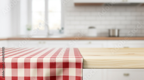 Toalha xadrez vermelha e branca em cozinha