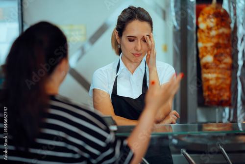 Foto Dissatisfied Customer Complains to a Fast Food Vendor