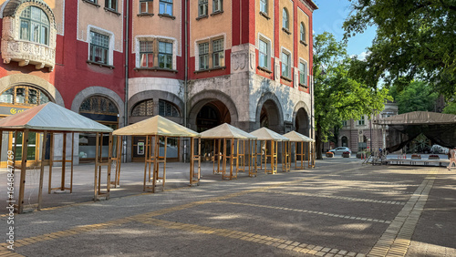 Foto Sunlit silent market square awaits evening revelry; a canvas for midsummer festi