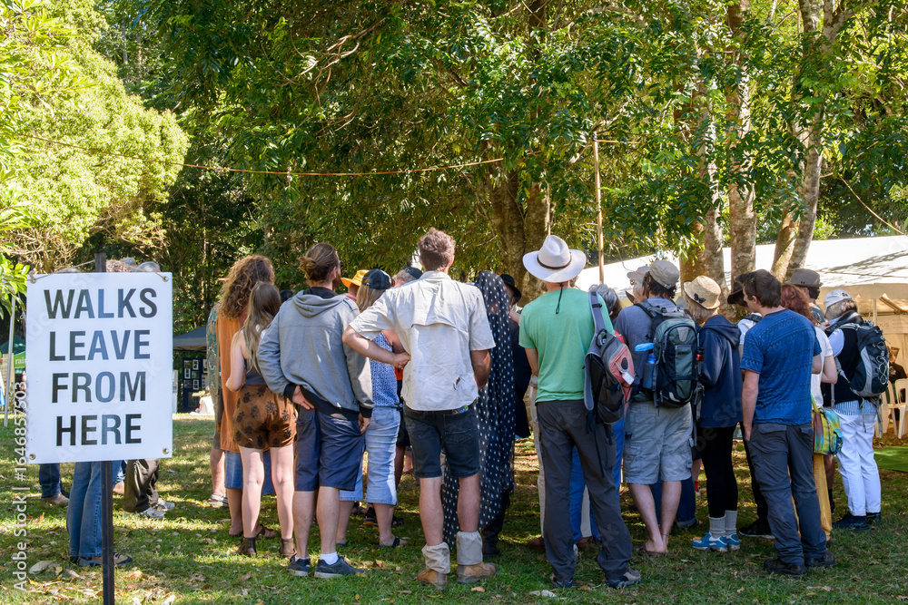 Obraz premium sign saying walks leave from here