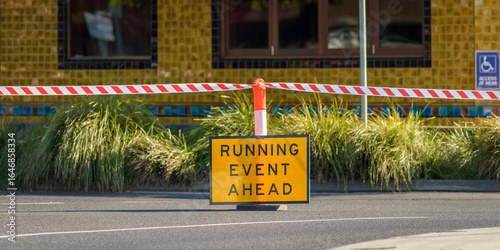 Papier peint Sign saying running event ahead