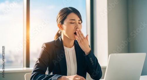 Tapety artystyczne 仕事中にあくびをする日本人女性社員