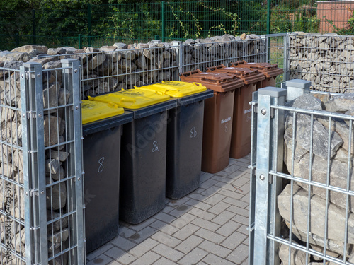 Mülltonnen - Mülltonnenstellplatz - modern gestalteter Standplatz für Abfalltonnen - gelber Sack Müll und Bioabfall