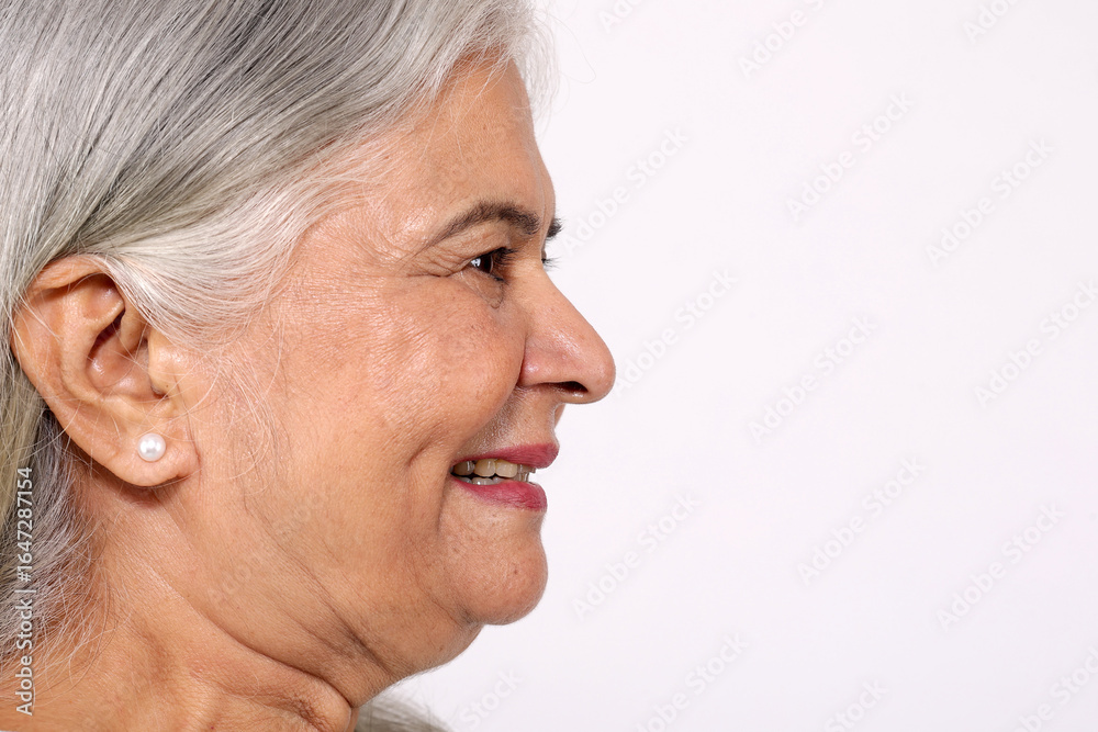 Obraz premium Side view of attractive senior woman isolated on white studio background