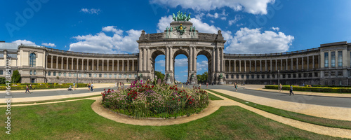 Brussels, Belgium, 08.10.2025, triple triumphal arch with many tourists, in the Cinquantenaire Park many people are milling around and admiring the quadriga riding high above, sunny day in Brussel