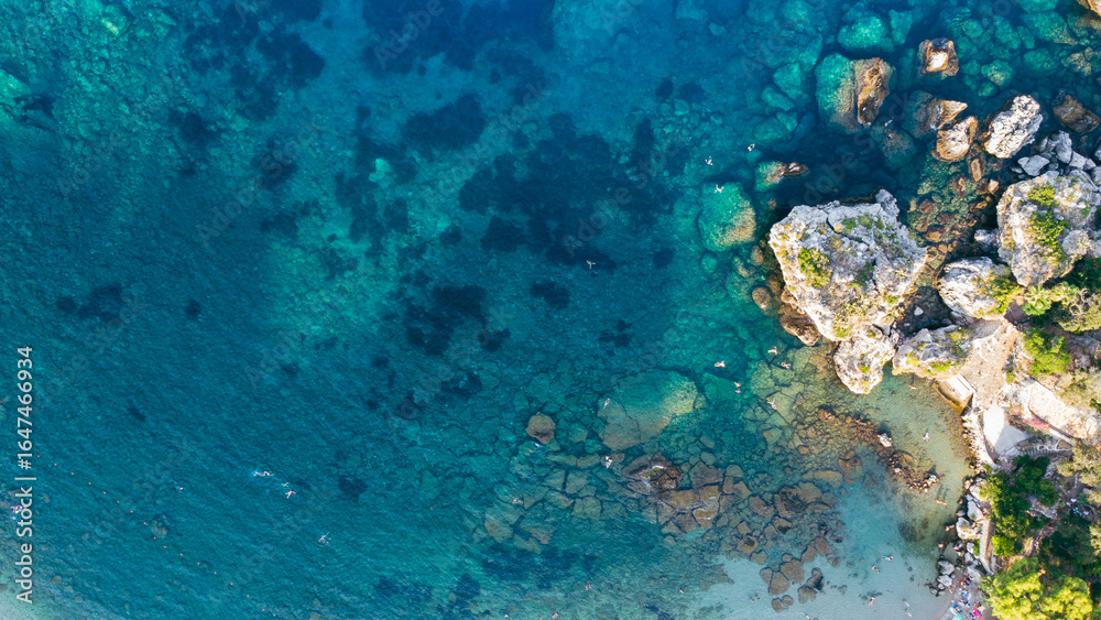 Fototapeta premium Vista aerea zenitale di mare cristallino e acqua turchese limpida