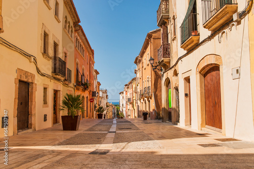 Foto Altafulla, main street with colorful facades on the Costa Dorada, Tarragona, Spain