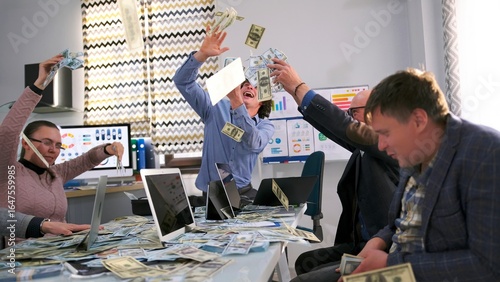 Fotografie A group of friends shares the million won in the lottery