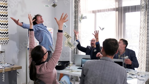 Fotografi Economists celebrate an unexpected financial success in the office of the company