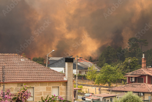 Cuadro en lienzo Large flames from forest fires threaten homes near Ourense.