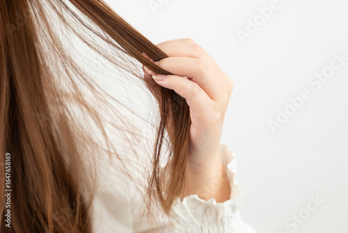 髪の毛を触る女性の手元02