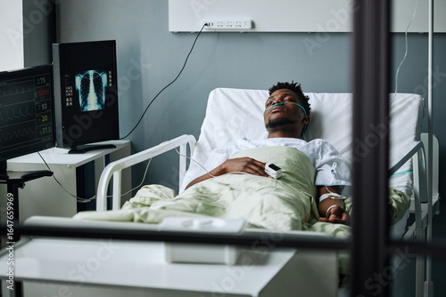 Fotografi Horizontal shot of young African American man spending days in coma after gettin