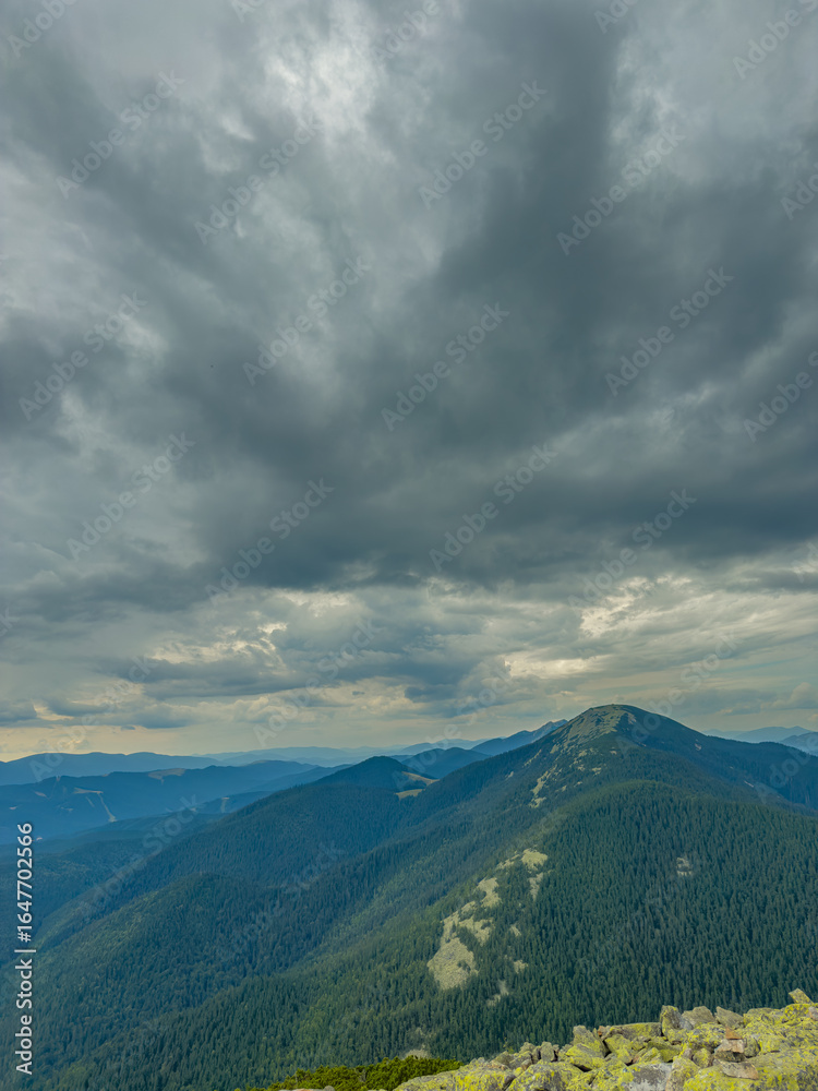 Obraz premium A somber Carpathian landscape, majestic and timeless under cloudy skies.