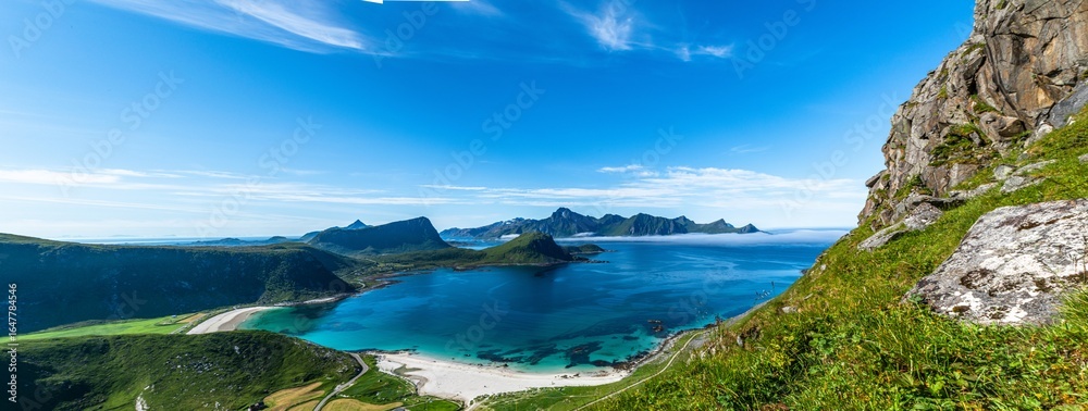 Fototapeta premium Haukland e Uttakleiv Beach: due splendide spiagge caraibiche alle Isole Lofoten, nella contea di Nordland, in Norvegia