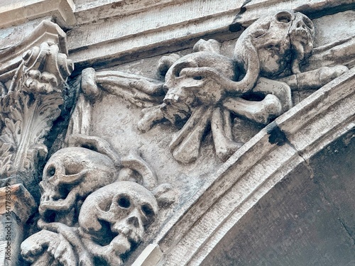 Fotografía human skulls on the facade of the medieval church