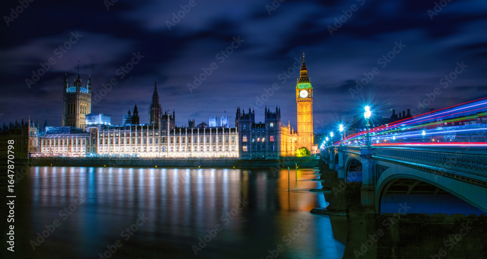 Fototapeta premium Big Ben at night with the lights of the cars in London city, UK.