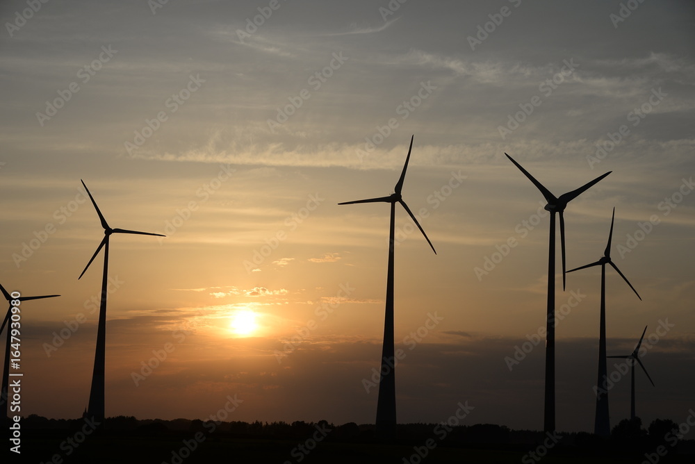 Windkraftanlagen in der Dämmerung Windkraftanlagen in der Dämmerung