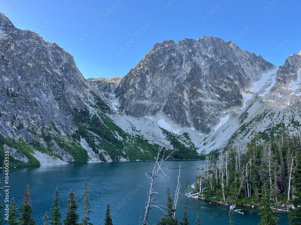 Obraz premium Alpine Lake with Rugged Mountain Peaks