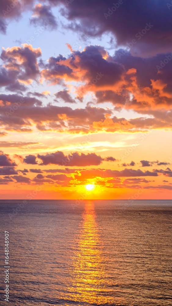 Fototapeta premium Dramatic sunset over the ocean (3)