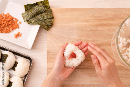 Japanese food. Making rice balls.　日本の食べ物。おにぎりを作る