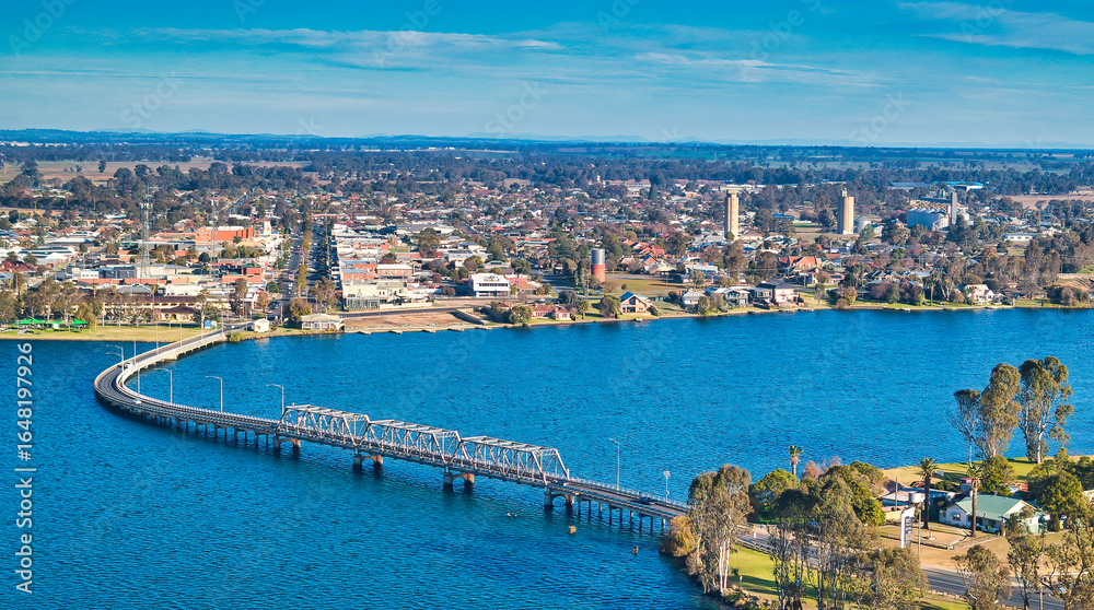 Obraz premium Yarrawonga bridge crossing Lake Mulwala into town centre