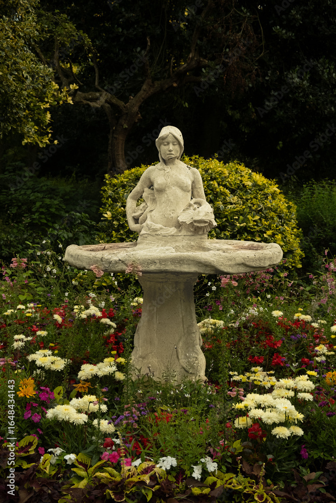 Obraz premium statue in a garden