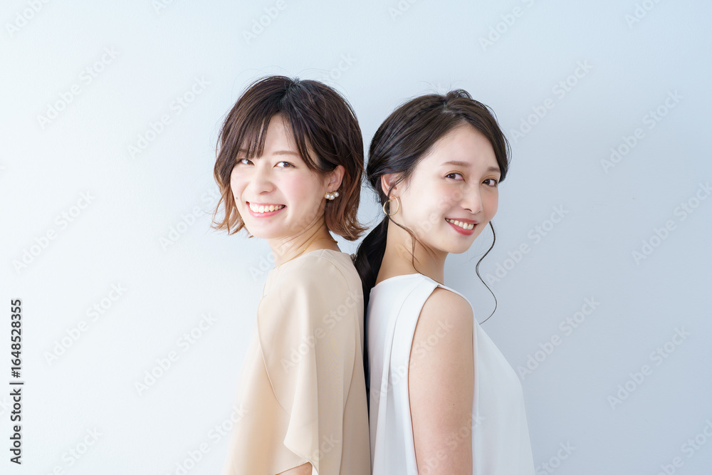 笑顔で並ぶ若い女性2人 笑顔で並ぶ若い女性2人