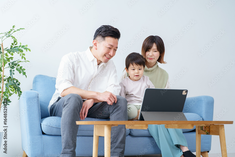 タブレットPCの画面を見る家族 タブレットPCの画面を見る家族