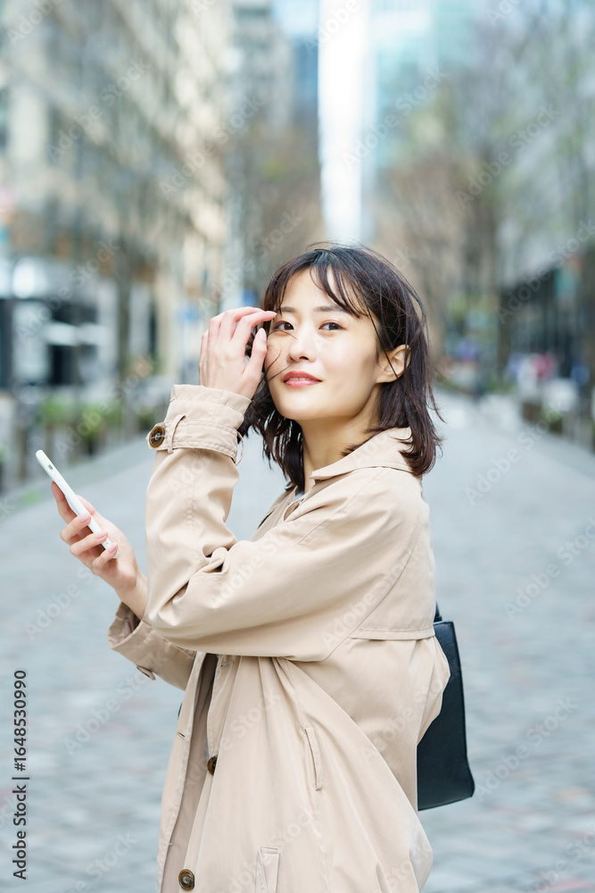 Fototapeta premium ビジネス街を歩く女性