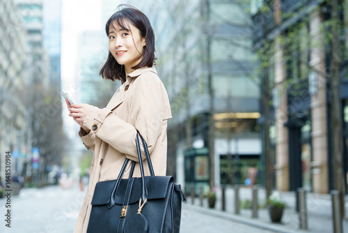 ビジネス街を歩く女性
