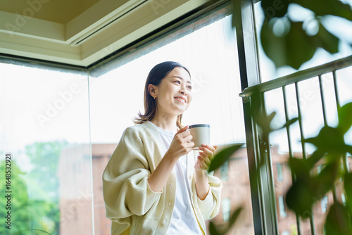 観葉植物に囲まれてリラックスする女性